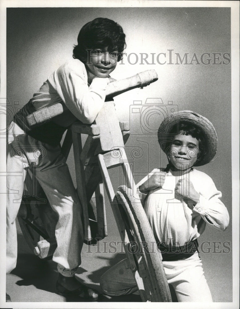 1974 Press Photo Actors Claudio Martinez and Diego Gonzales.- Historic Images