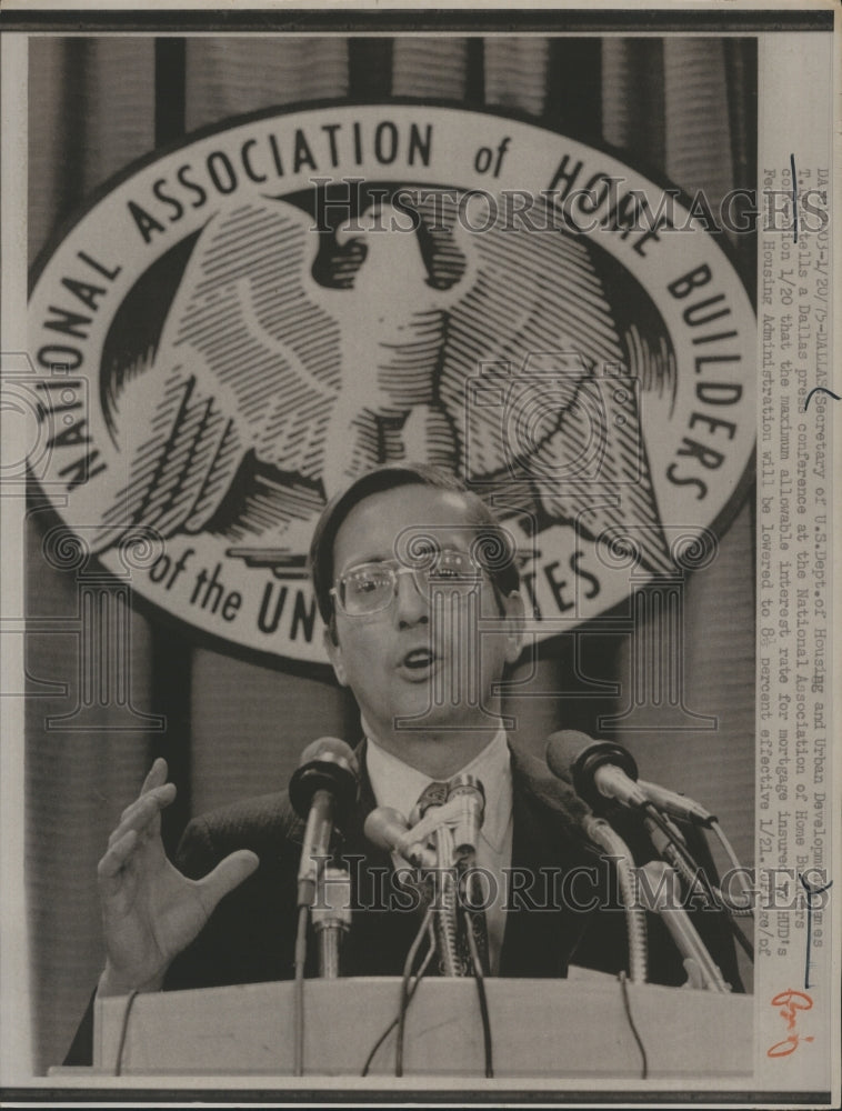 1975 Press Photo James T.Lynn US Sec of Housing and Urban Development.- Historic Images