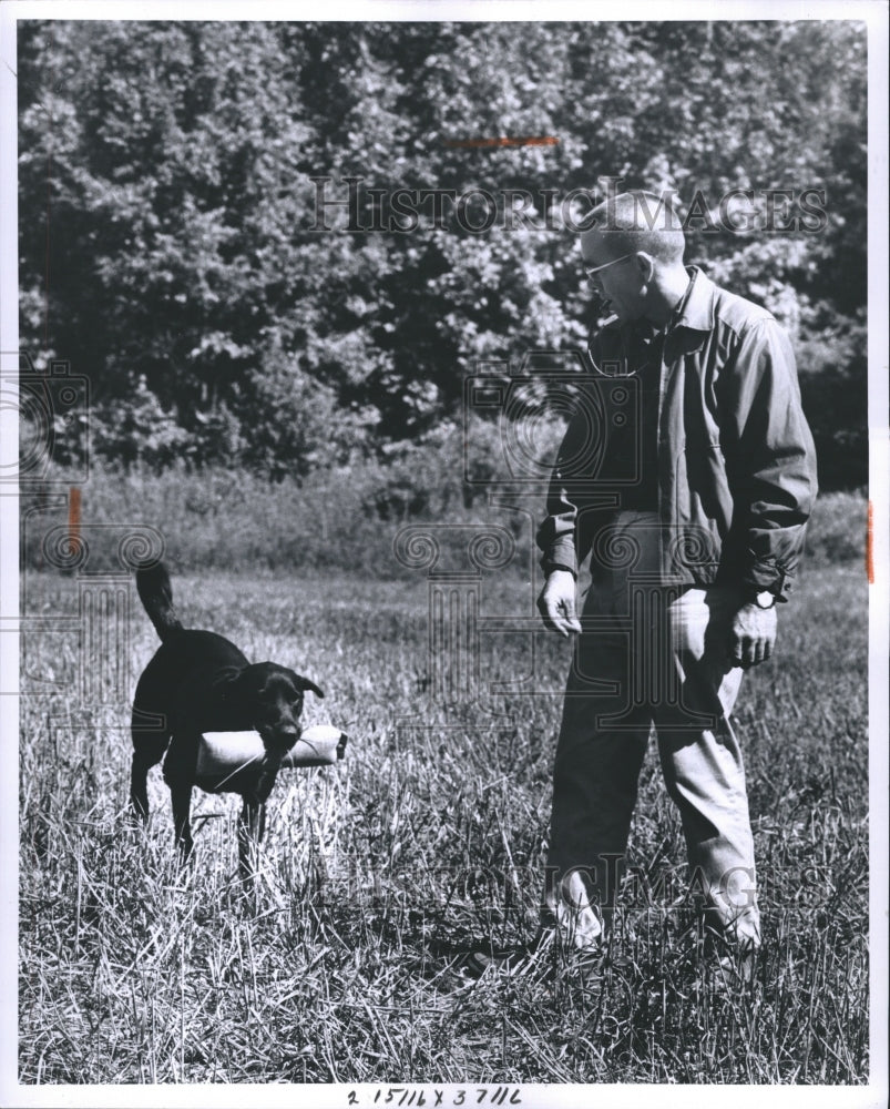 1963 Press Photo Coal the found the dummy and races back to his handler.- Historic Images