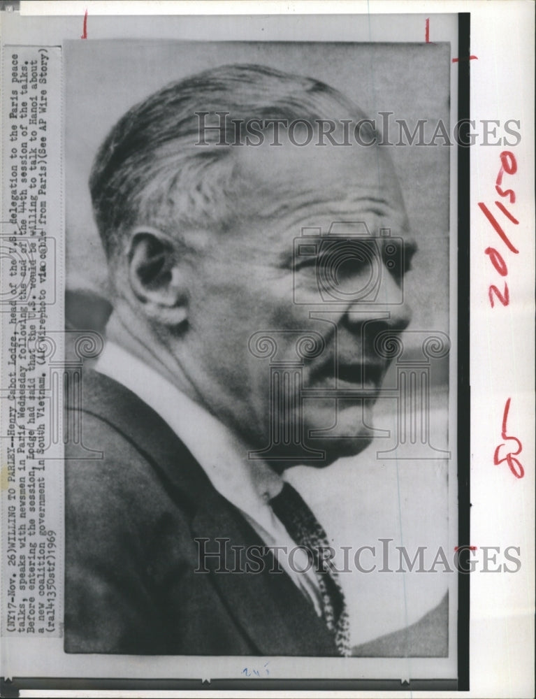 1969 Press Photo Ambassador Henry Cabot Lodge speaks with newsmen in Paris- Historic Images