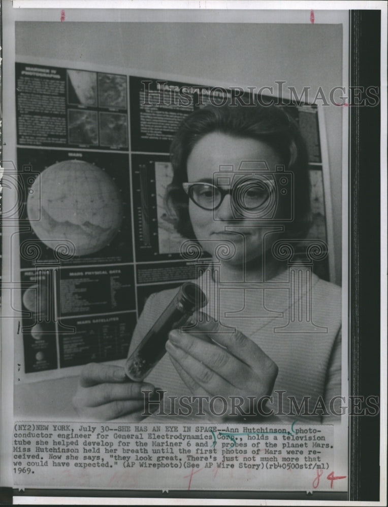 1969 Press Photo Ann Hutchinson, photo-conductor engineer for General Electrodynamics- Historic Images