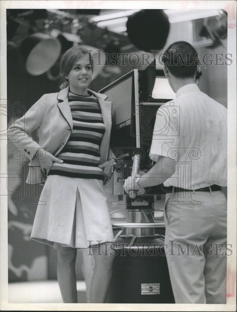 1967 Press Photo Modeling sweater and jacket - RSH42751