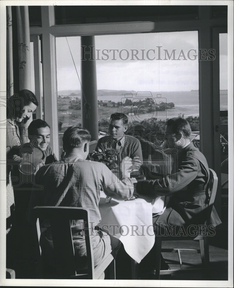 1945 Press Photo Cherie Davenport Pours Cold Milk Navy Fliers Aukland Rest Home