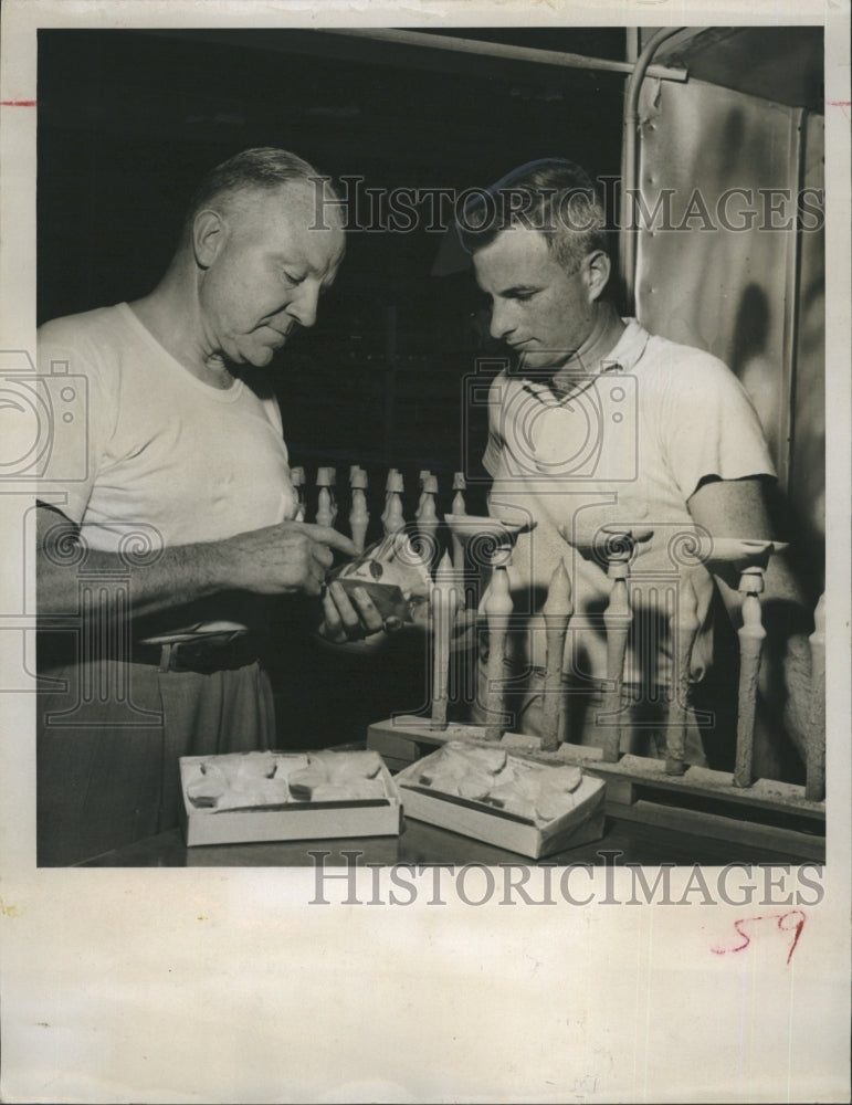 1968 Press Photo John W Newey and Gaines Novelty assistant - RSH49089