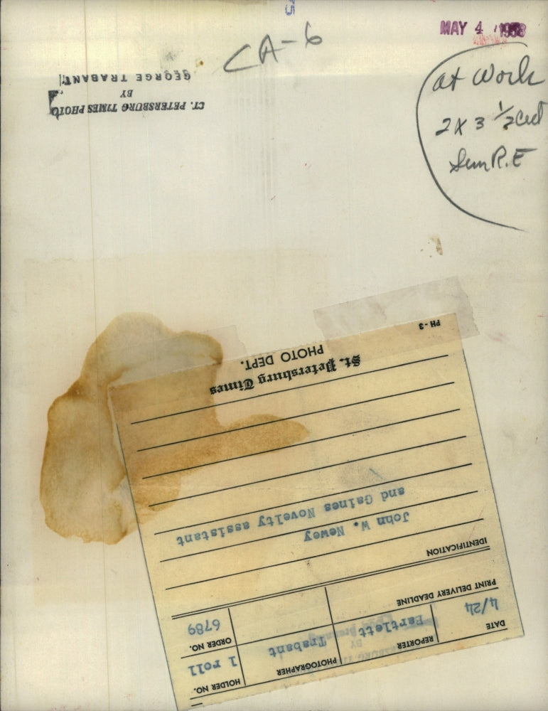 1968 Press Photo John W Newey and Gaines Novelty assistant - RSH49089