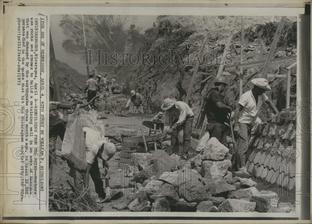 1973 Press Photo Managua Nicaragua Earthquake Workers - RSH51067