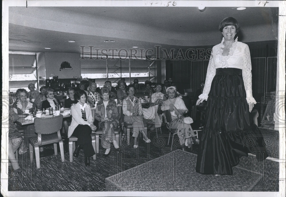 1977 Press Photo Corinne Freeman Models Latest Fashion - RSH51305