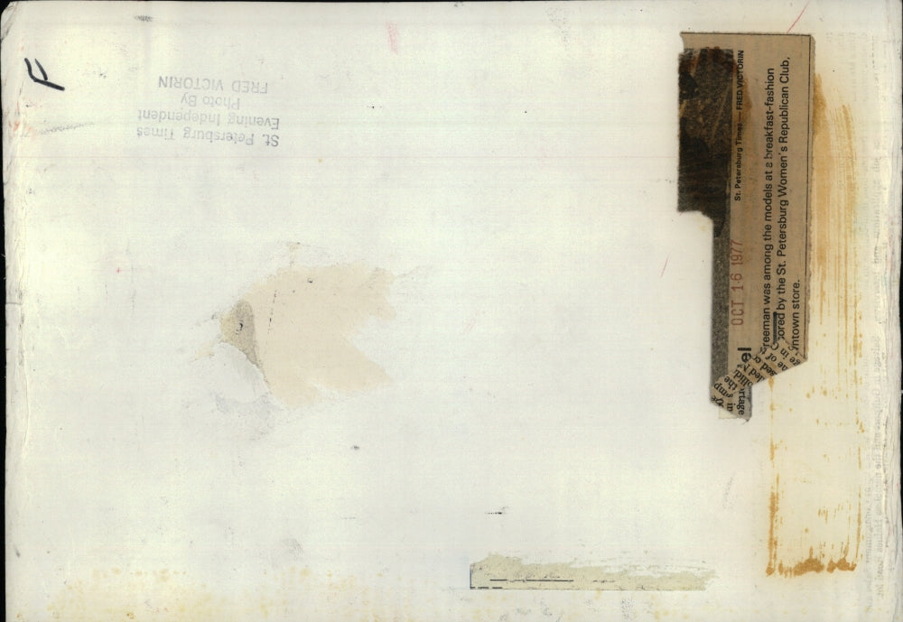 1977 Press Photo Corinne Freeman Models Latest Fashion - RSH51305