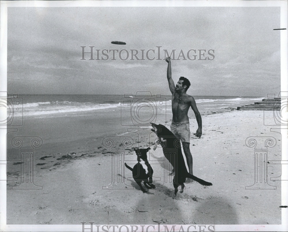 1979 Press Photo Man Fights the Law to Stay on the Beach with his Dogs