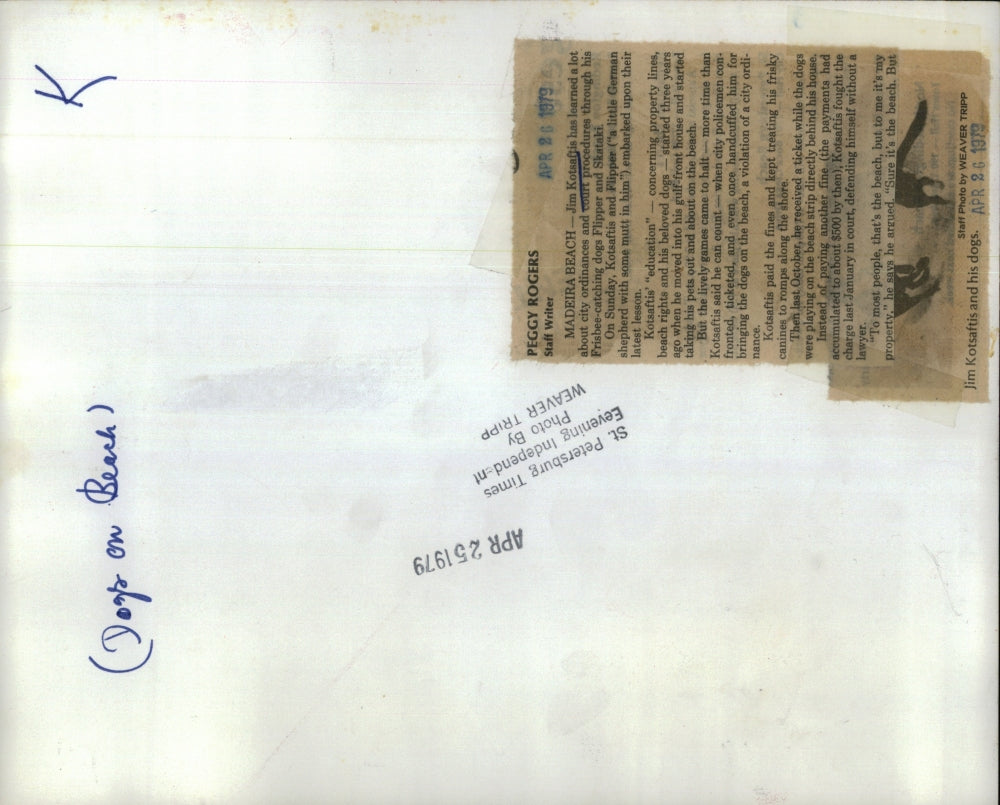 1979 Press Photo Man Fights the Law to Stay on the Beach with his Dogs