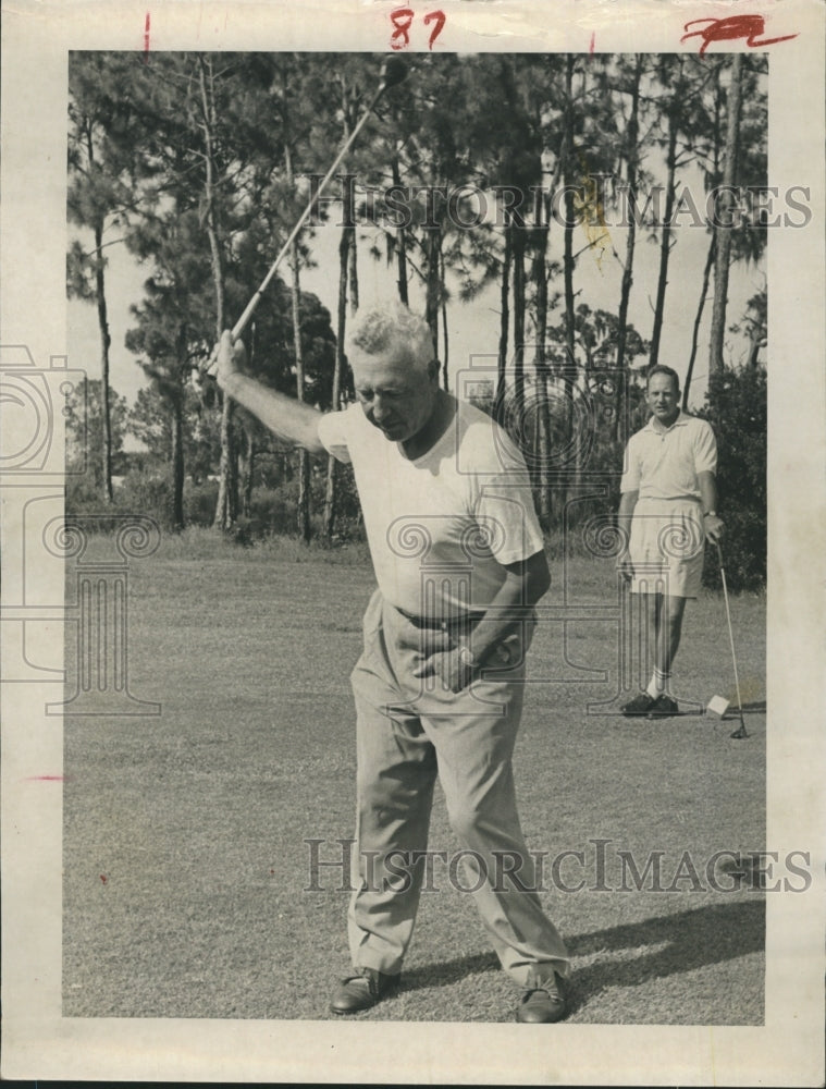 1961 Press Photo Golfer R. J. 'Obie' O'Brien playing with a broken club