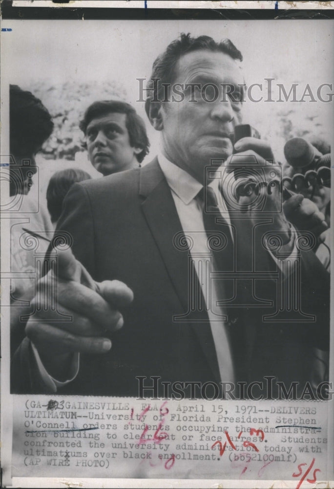 1971 Press Photo Univ of FL President Stephen O'Connell orders students to leave