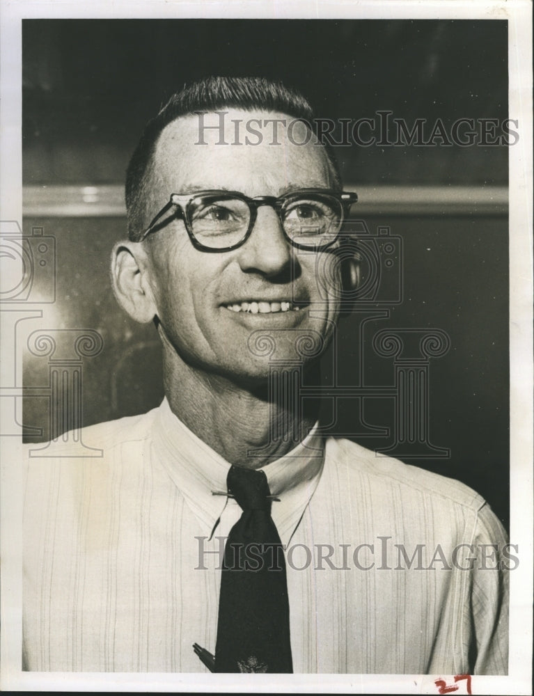 1968 Press Photo Tyrone Camera and Gifts owner George C. Sylvester - RSH57281
