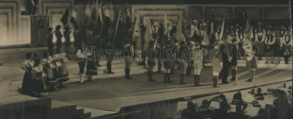 1932 Press Photo spectacular finale to Carnival of Nations at Chicago Stadium