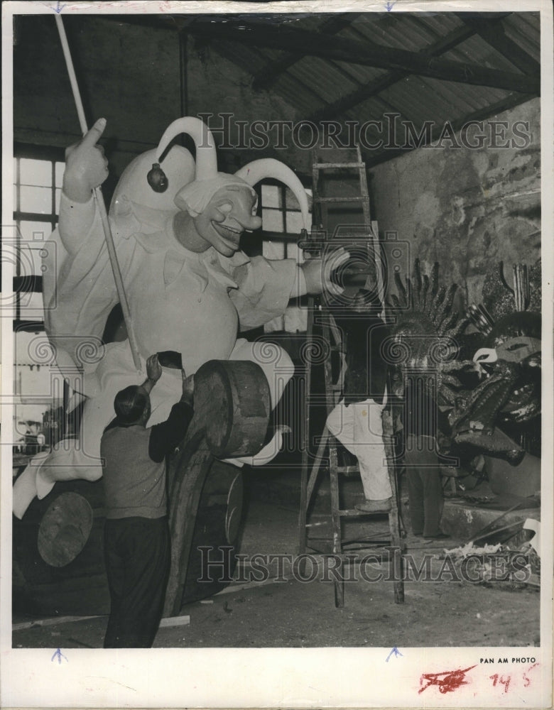 1959 Press Photo Workman Make Floats For Mardi Gras Celebration In Portugal