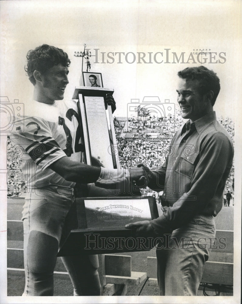 1970 Press Photo Al Worley (L) presented the 1970 Brian Sternberg Trophy to- Historic Images