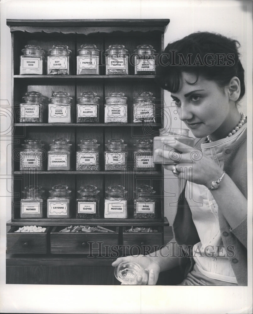 1960 Press Photo Spice Shelves Common Kitchen Twenty Varieties Buy One New Each