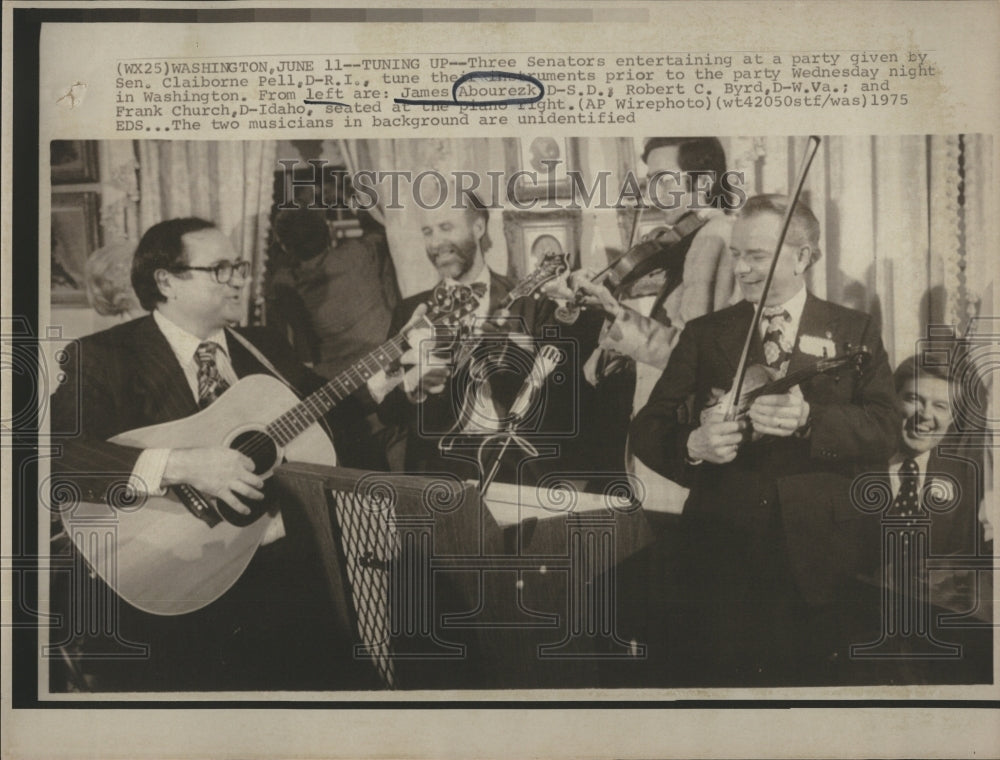 1975 Press Photo Senators Abourezk, Byrd, and Church Entertain at Party