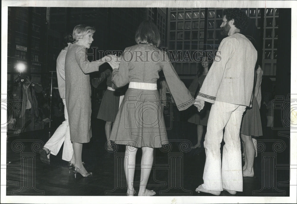 1980 Press Photo Mayor Byrne Circle Ushers Folk Dancers Hanukkah Daley Center