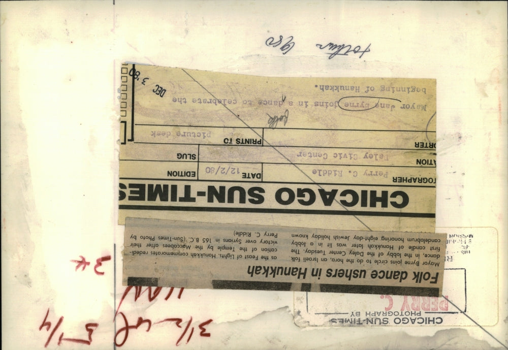 1980 Press Photo Mayor Byrne Circle Ushers Folk Dancers Hanukkah Daley Center