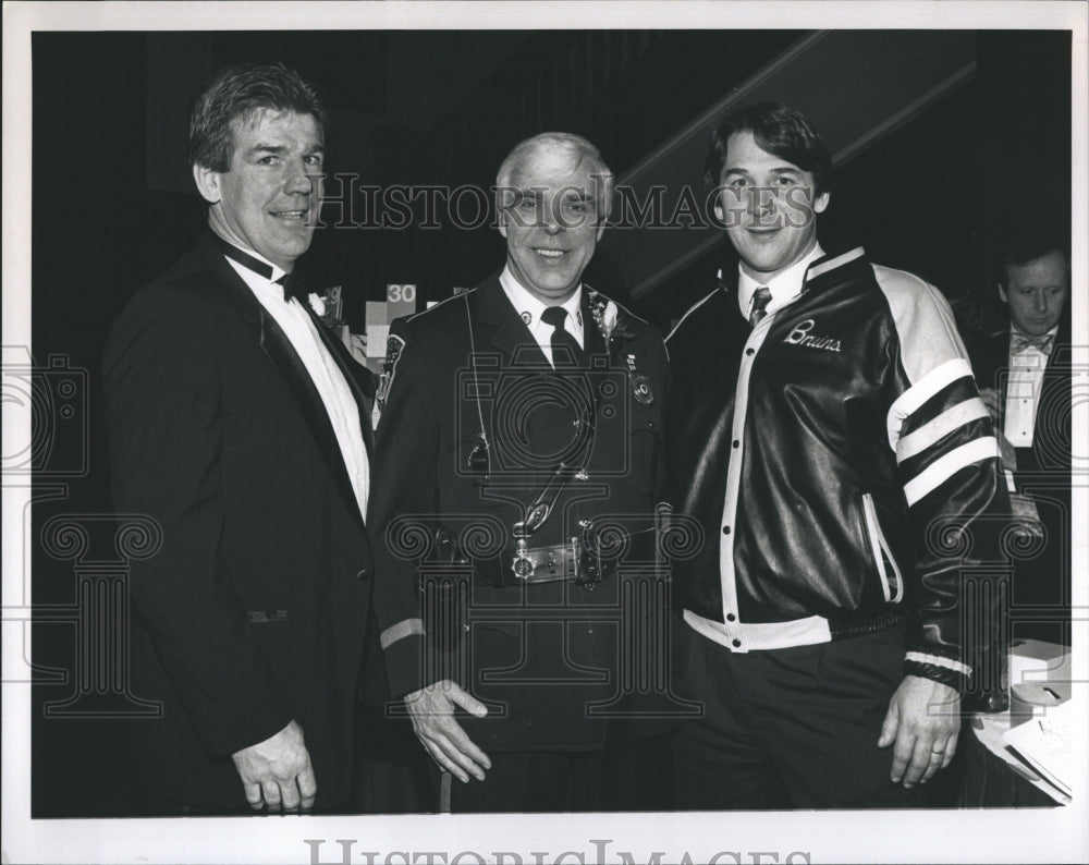 1992 Press Photo Bruins Terry O'Reilly Mike Milbury Metro Officer Bill Connell