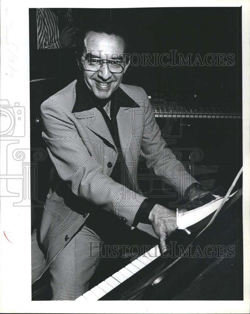 1980 Press Photo Panchito Calimano Is Musician At Le Bon Bouchon - RSH69731