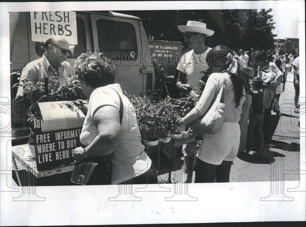 1973 Press Photo Henry McAdams "Adam & Eve" herbs attract many interested custom
