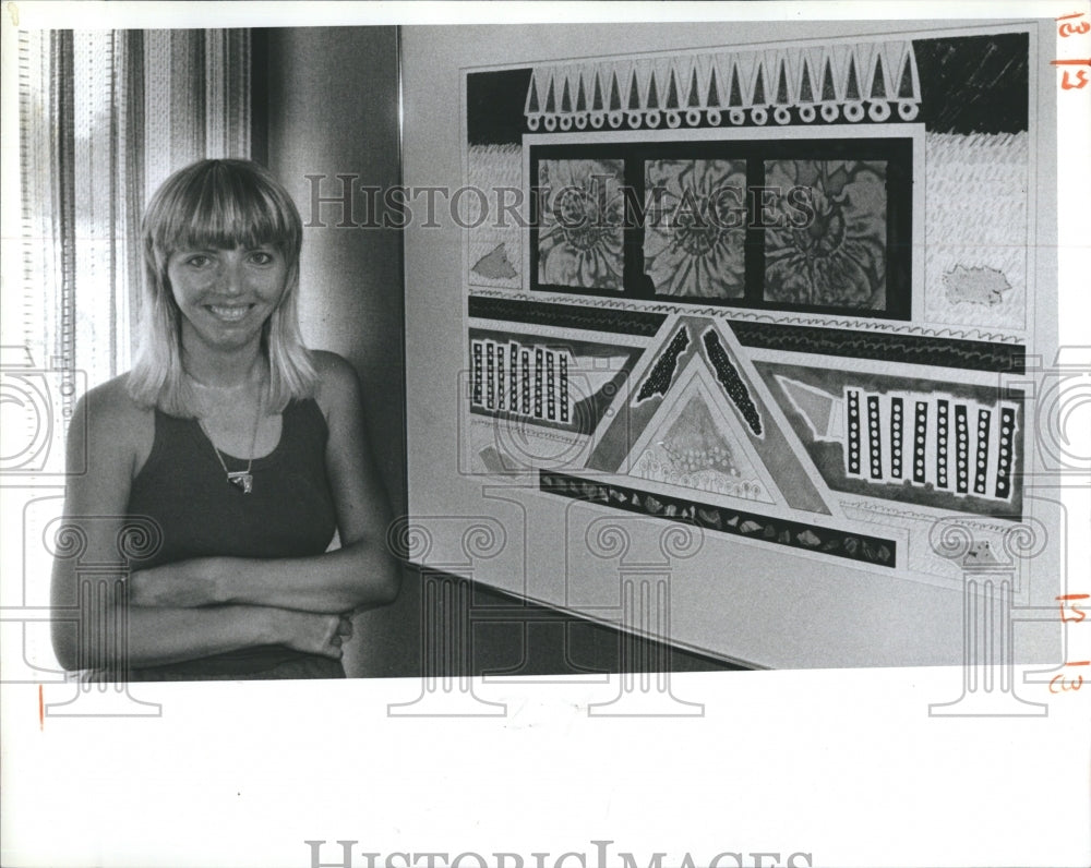 1982 Press Photo Lucinda Carlstrom w/ her work "Liggorat Collage w/ Pyramid"