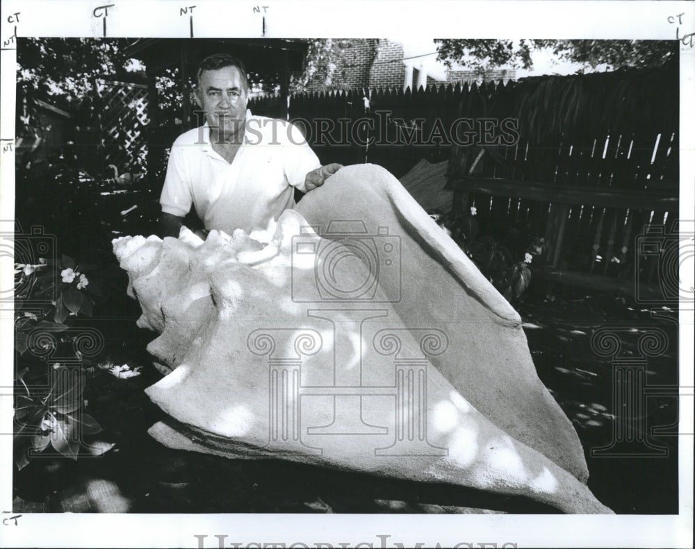 1990 Press Photo Jim Friley With Concrete Sea Shell - RSH75267