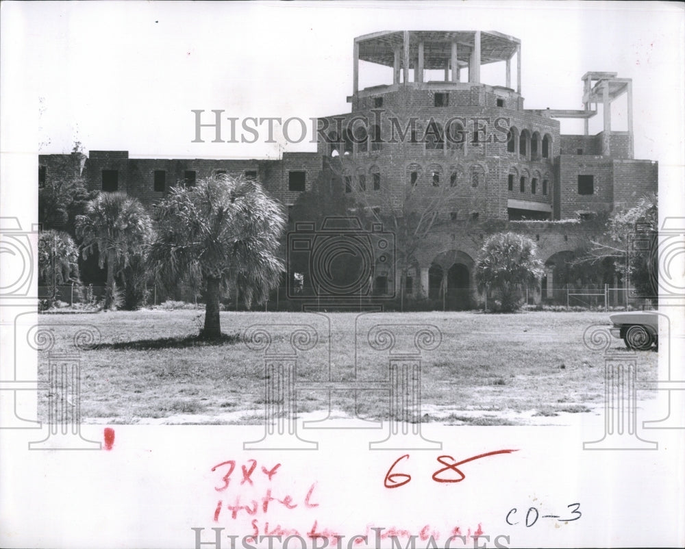 1963 Press Photo Pink Concrete Building Deluxe Hotel Started 37 Yrs. Ago Empty