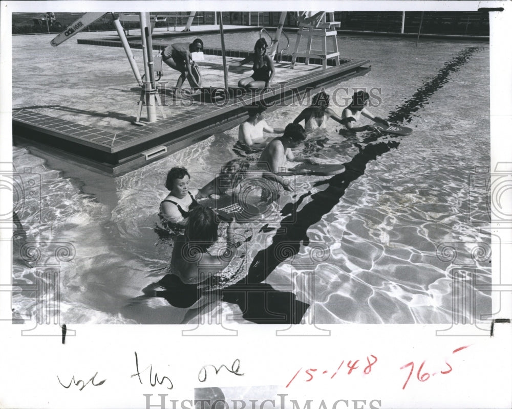 1979 Press Photo Swimmers gathered at Walter Fuller pool to participate- Historic Images