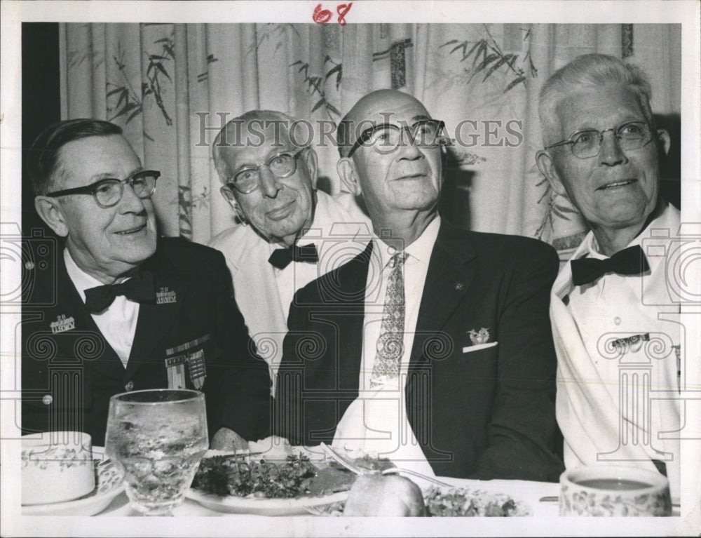 1960 Press Photo Charles & Mrs Howard hosted a dinner to for Spanish War Veteran