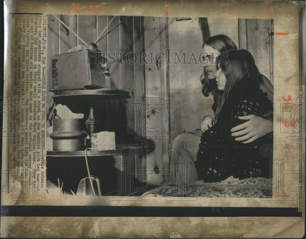 1972 Press Photo Debbie Schwarz, Douglas Schwarz,ran out of oil, energy crisis