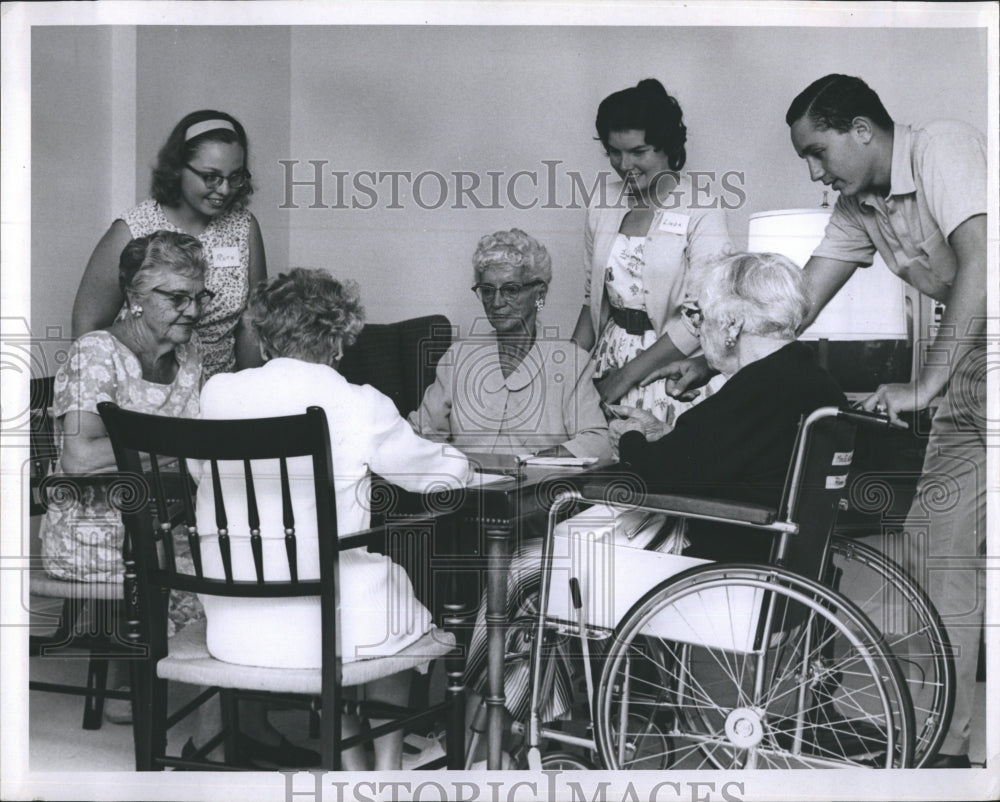 1964 Press Photo Northeast High School Students Volunteering Fairview Residents