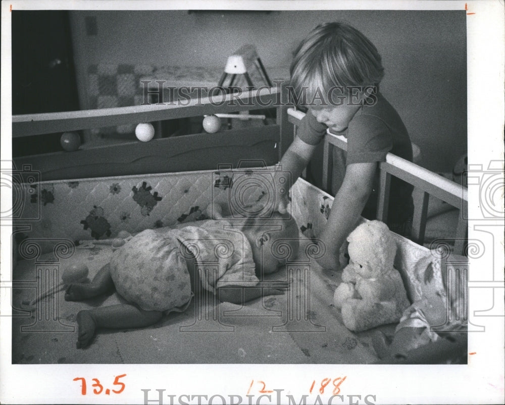 1973 Press Photo Brother taking care of Baby Jennifer. - RSH77211