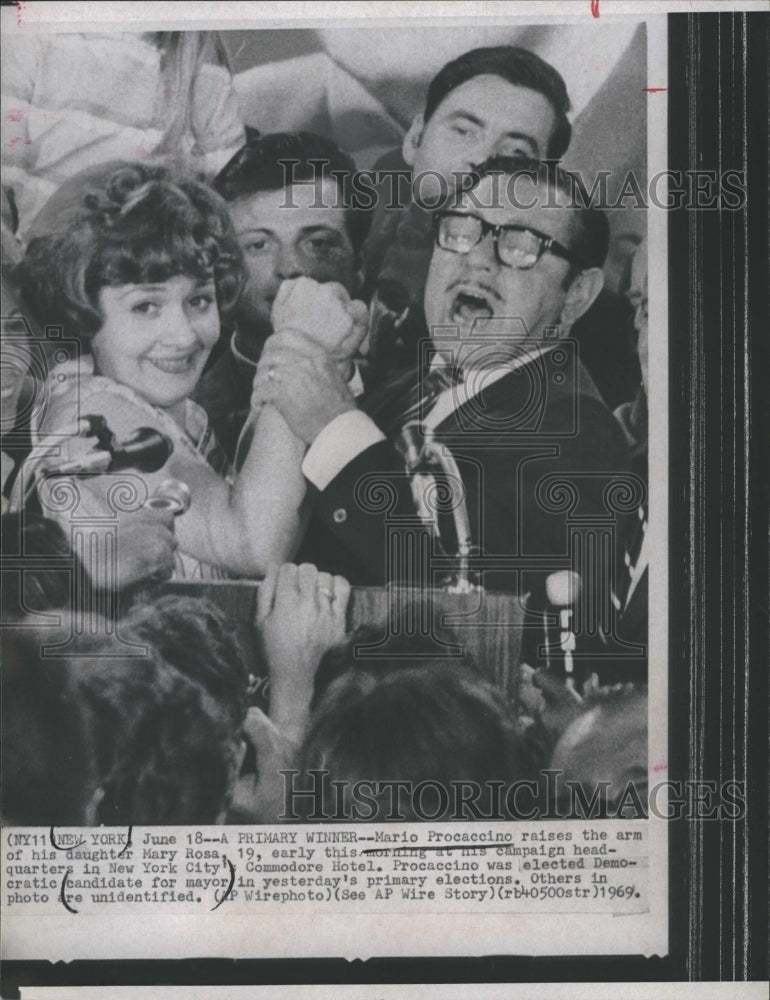 1969 Press Photo Mario Procaccino with his daughter after elected democractic