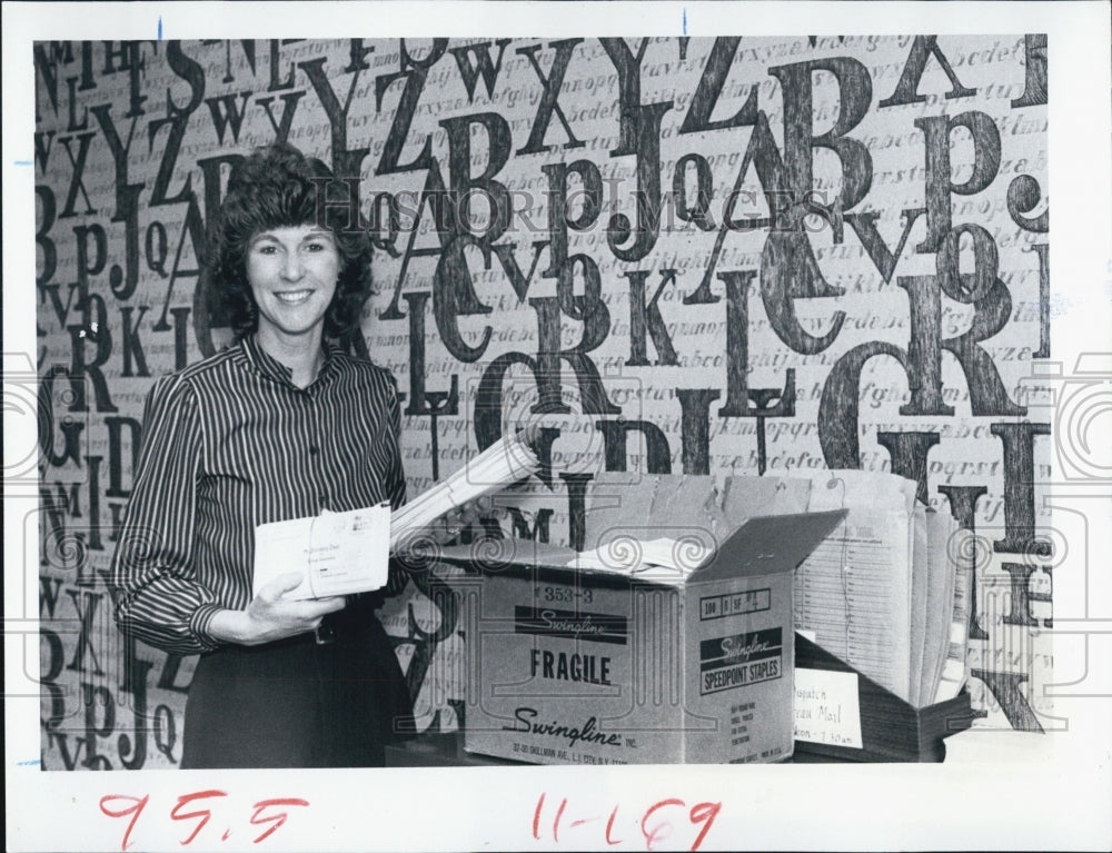 1984 Press Photo Times News Receptionist Kay Scott Packs Utility Report Requests