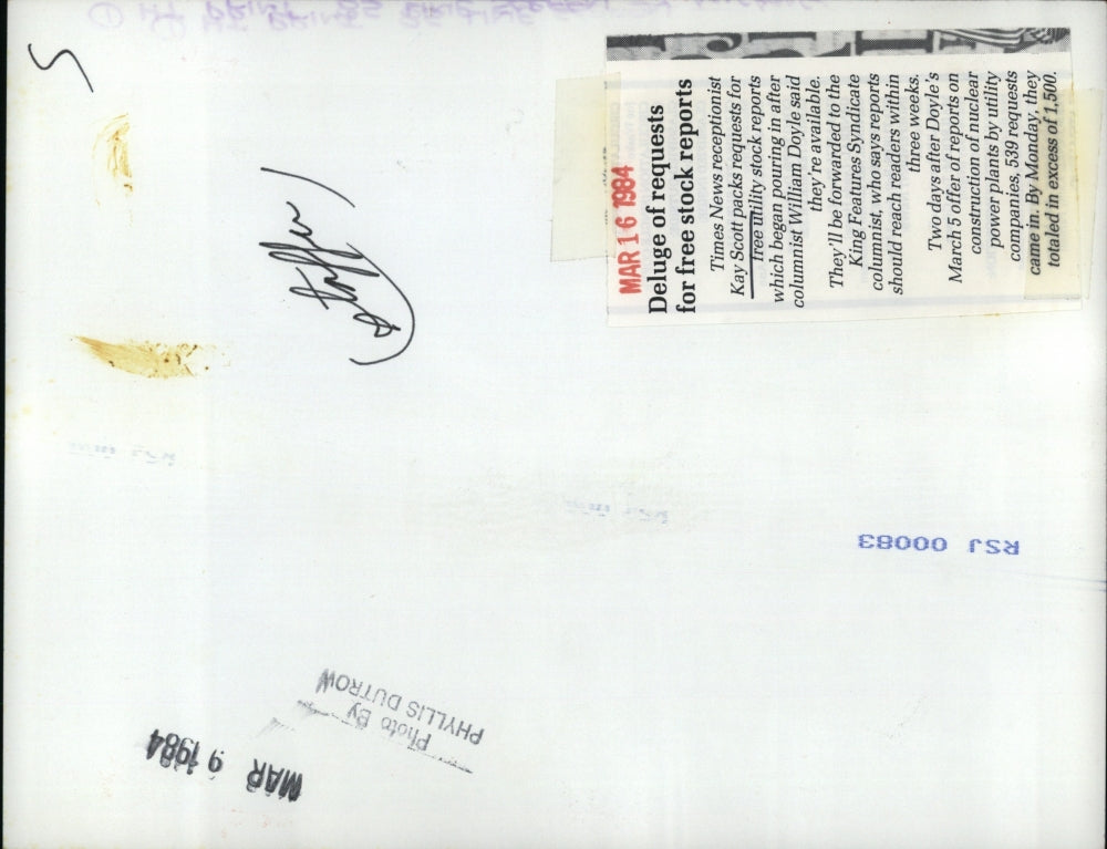 1984 Press Photo Times News Receptionist Kay Scott Packs Utility Report Requests