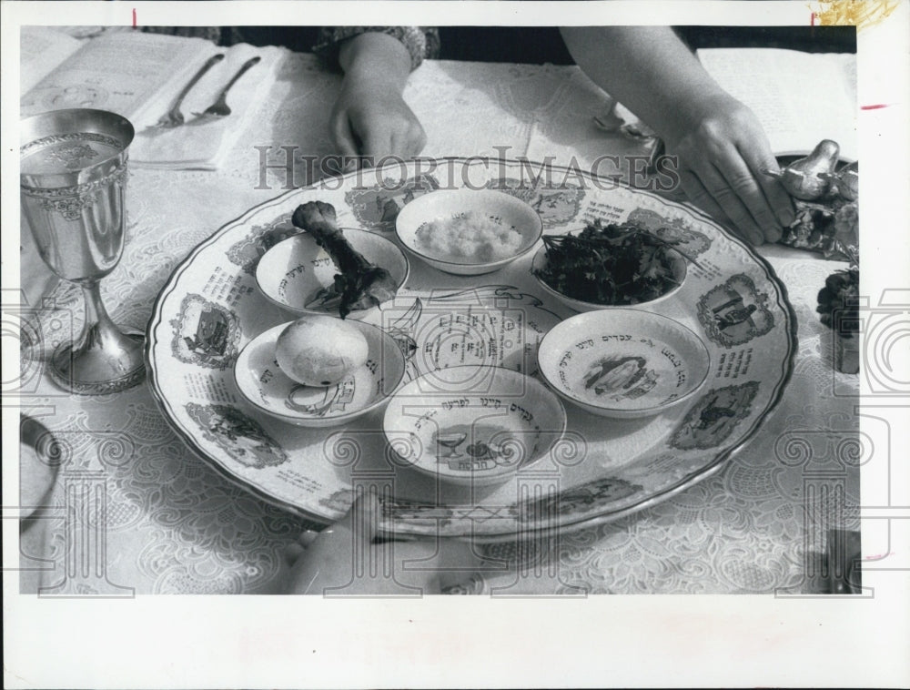 1972 Press Photo The Seder Plate, A Traditional Part Of The Passover Observance