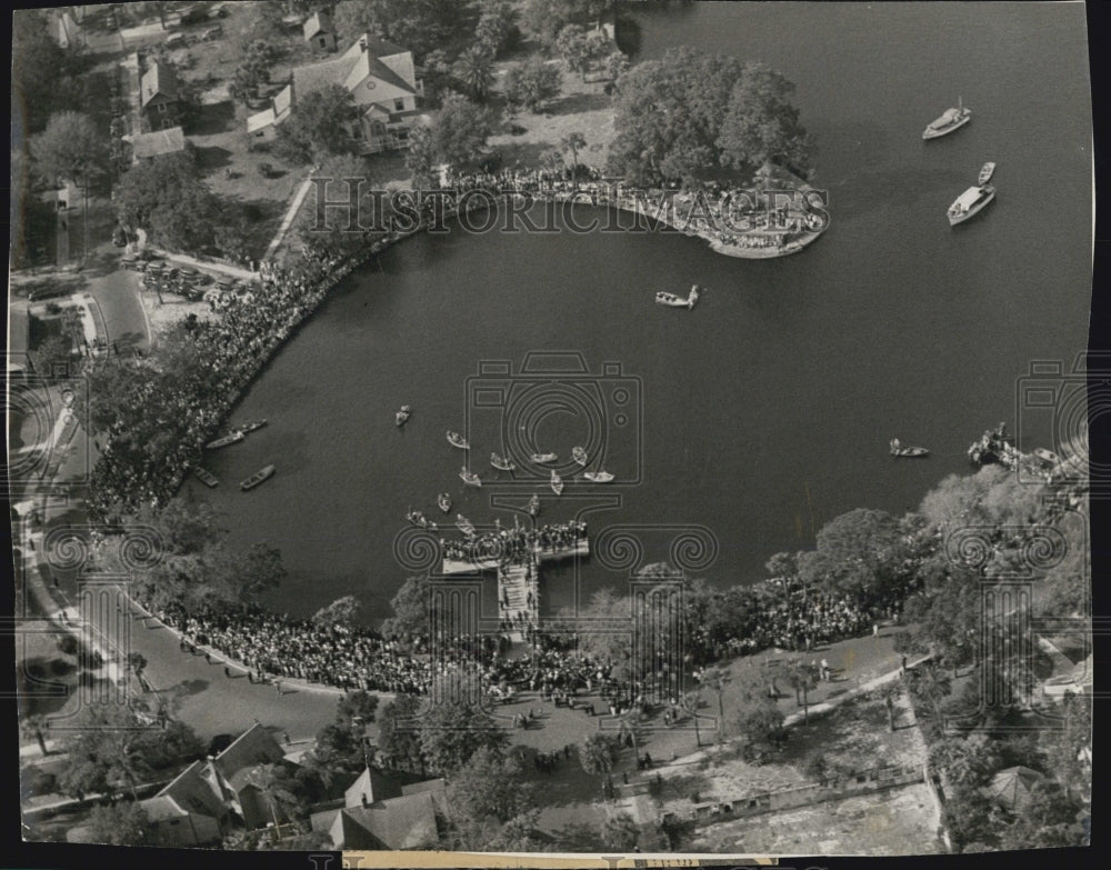 1945 Press Photo Aerial photo shows Spring bayou boats where young men dive in