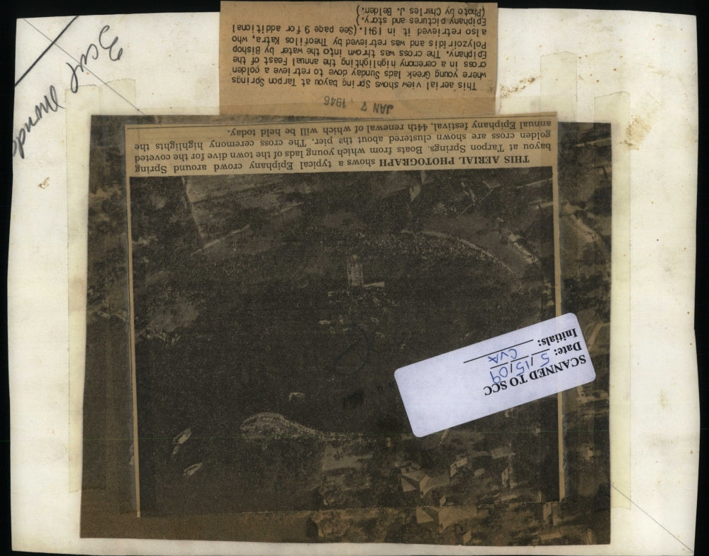 1945 Press Photo Aerial photo shows Spring bayou boats where young men dive in