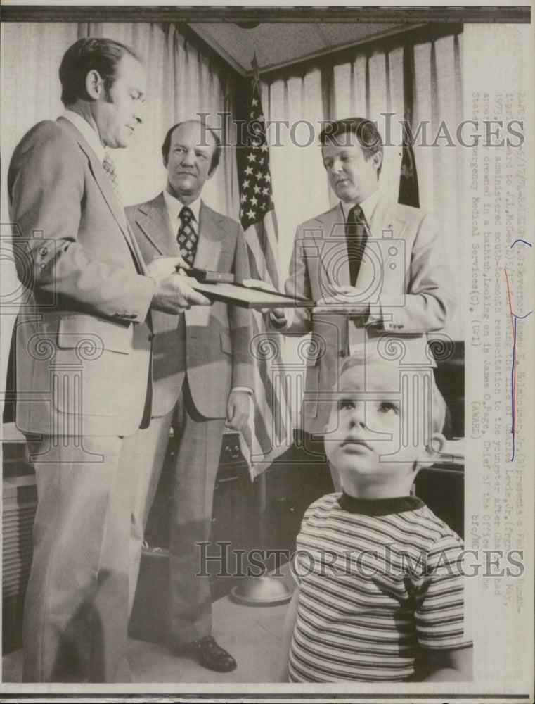 1974 Press Photo Governor James Holdshouser Jr. Presents award- Historic Images