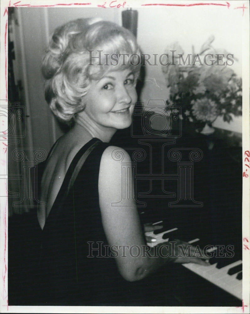 1967 Press Photo Pianist at the Sherwood Marion Holley - RSJ04743