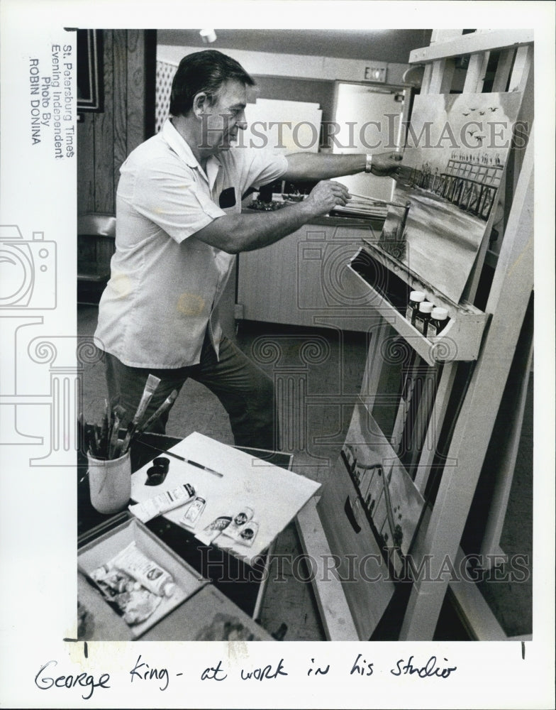 1986 Press Photo Artist george King Hurricane Elana Beach Art Center - RSJ05307