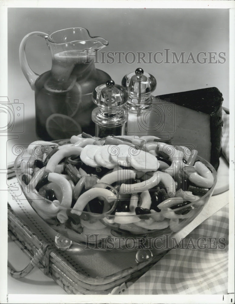 1977 Press Photo Three Bean Macaroni Salad Salt Pepper Cheese Picnic Basket