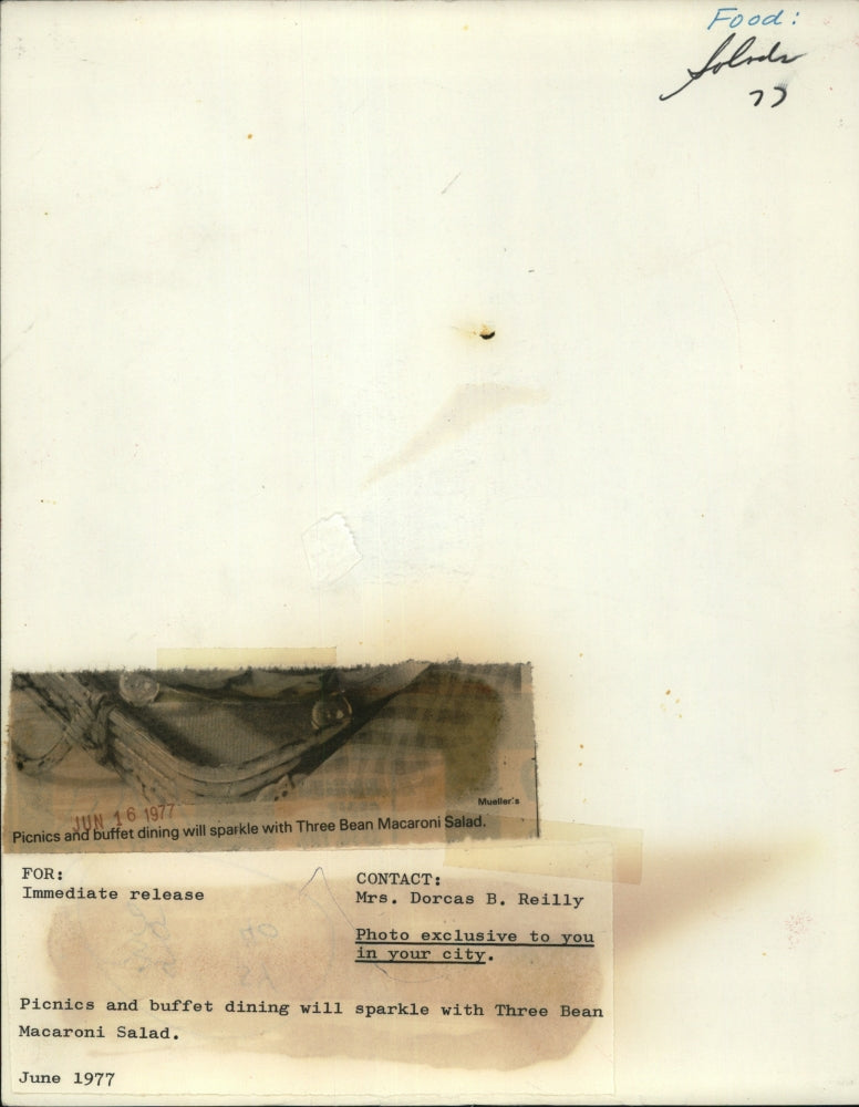 1977 Press Photo Three Bean Macaroni Salad Salt Pepper Cheese Picnic Basket