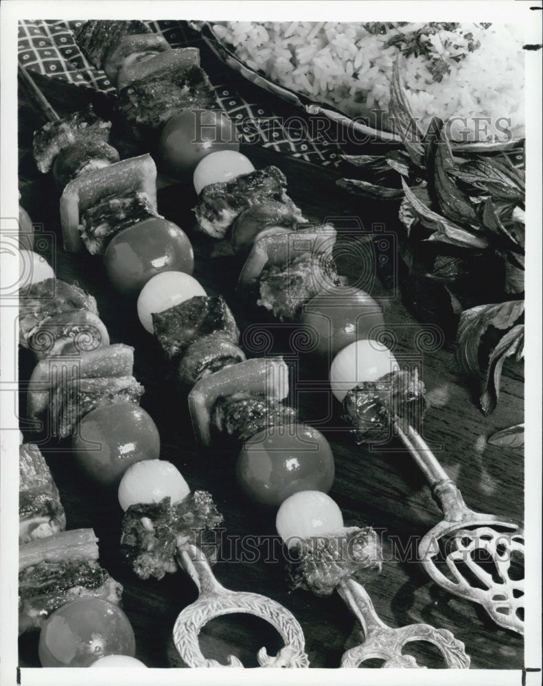 1985 Press Photo Moroccan Shish Kebab Yogurt Sauce Marinade Vegetable Skewer