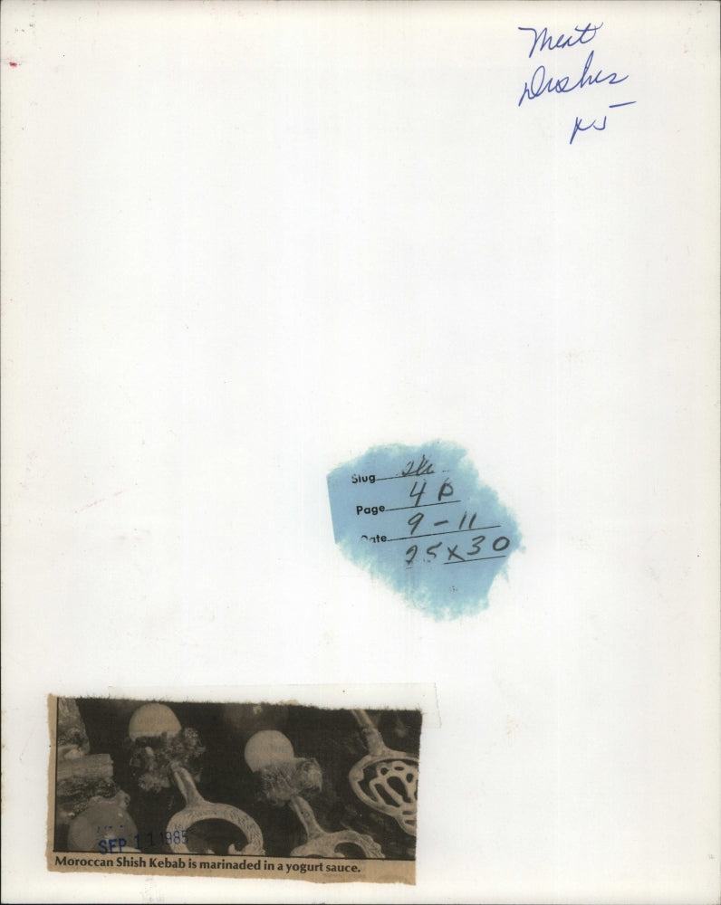 1985 Press Photo Moroccan Shish Kebab Yogurt Sauce Marinade Vegetable Skewer