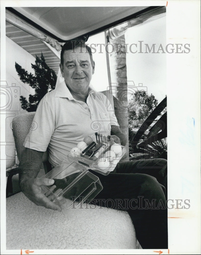 1986 Press Photo Paul Mansur shows his Golf pay that holds items while playing