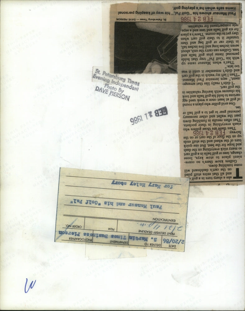 1986 Press Photo Paul Mansur shows his Golf pay that holds items while playing